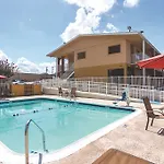 Days Inn & Suites By Wyndham Arlington Near Six Flags 