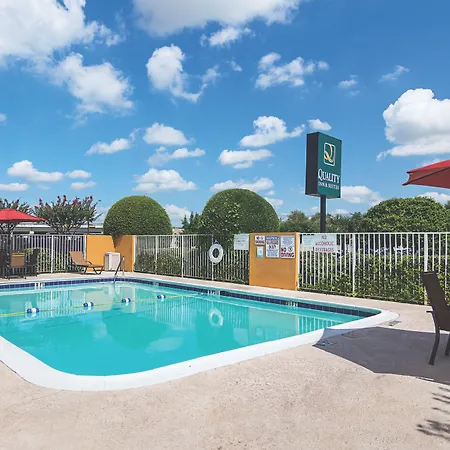 Days Inn & Suites By Wyndham Arlington Near Six Flags 